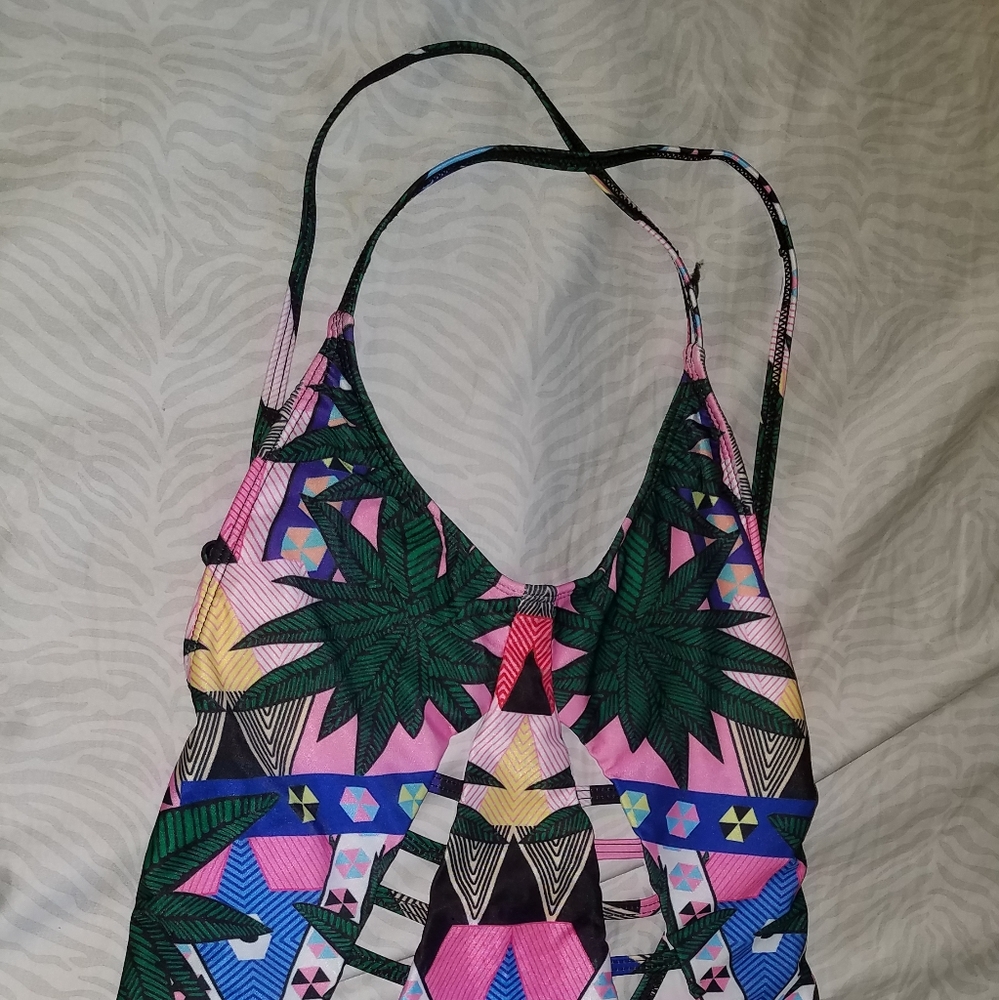 Geometric One piece - Picture 2 of 5